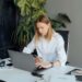 Hva er oppmerksomhetsrester? Den skjulte dreneringen av fokuset vårt featured focused woman working laptop.jpg