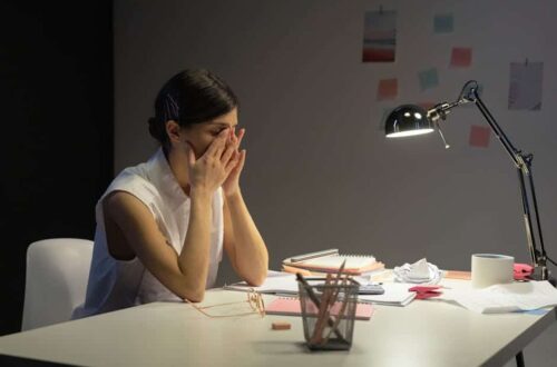 Kraften til Energi: En Enkel Veiledning for Å Gjenfinne Overskuddet Ditt stressed professional energy management.jpeg 1.jpg